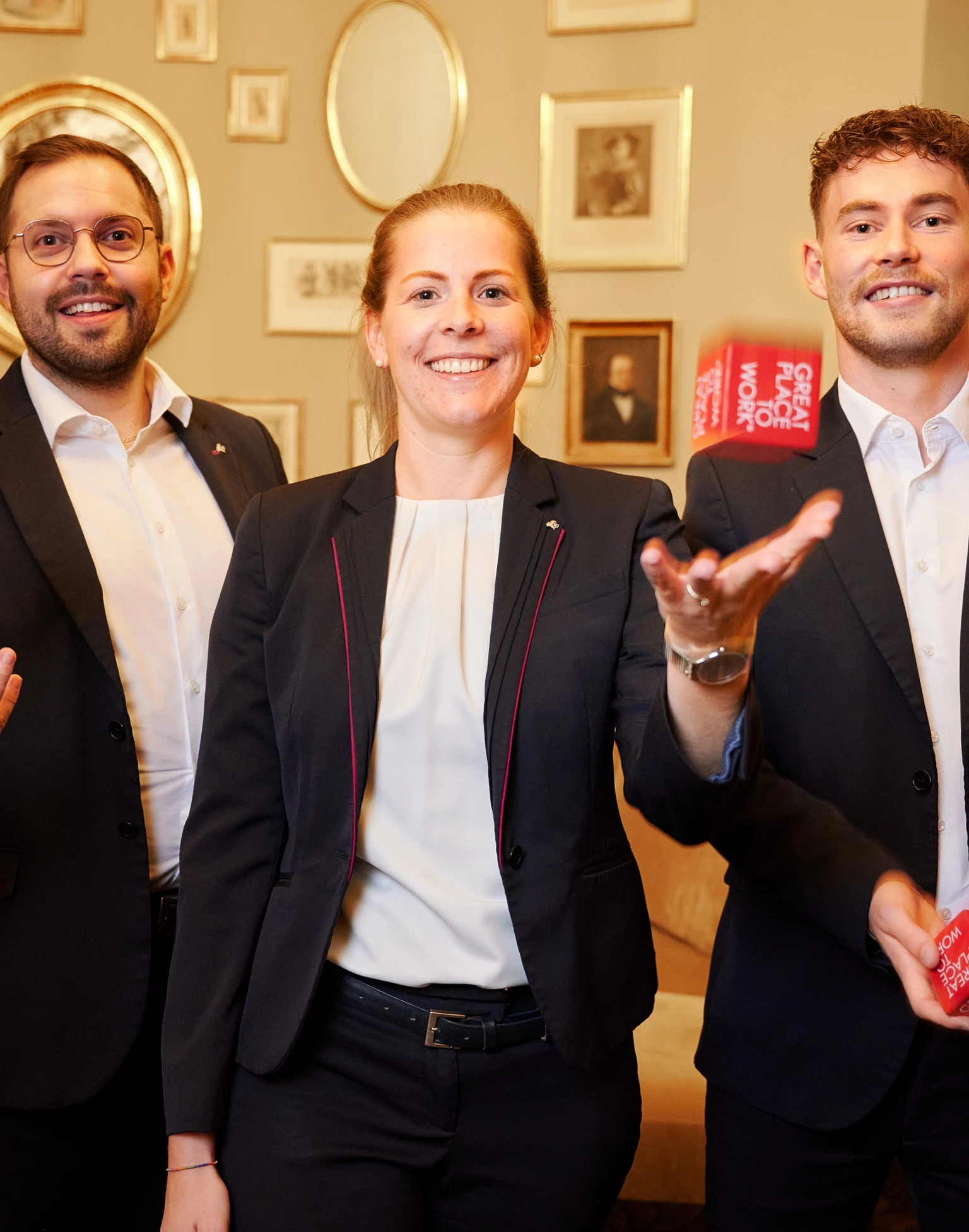 Gruppenportrait_Human Resources Team_Great place to 